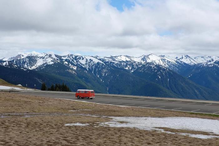 Must-see nationalparker i Amerika! 4 En rød autocamper kører gennem bjergene i Olympic National Park